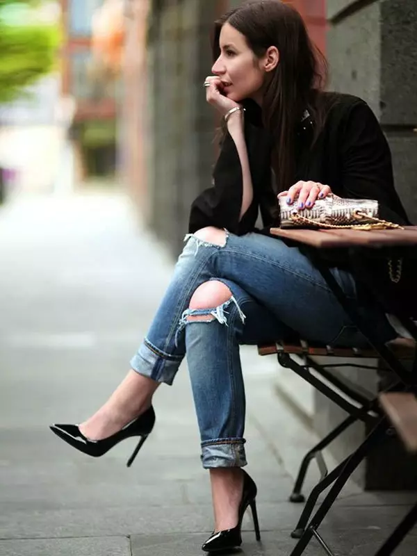 Ципеле са фармеркама (74 фотографије): Како носити са мајицом, које женске ципеле се могу приказати под фармеркама 2351_43