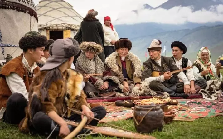 Komuz: Muusikada Qalabka Muusikada Qalabka Musical Kyrgyz. Waa maxay? Sidee loo ciyaaro bulshada? 23538_4