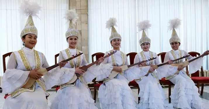 Komuz: موسیقی رشته موسیقی رشته قرقیزستان. چه چیزی است؟ چگونه به بازی در یک جامعه؟ 23538_6