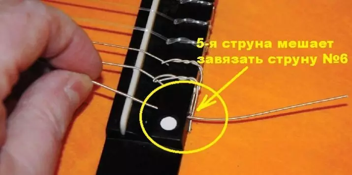 Hur man drar strängarna på den klassiska gitarren? Hur byter du dem och slipsar? Hur man sätter på en sexsträngad gitarr? 23546_3