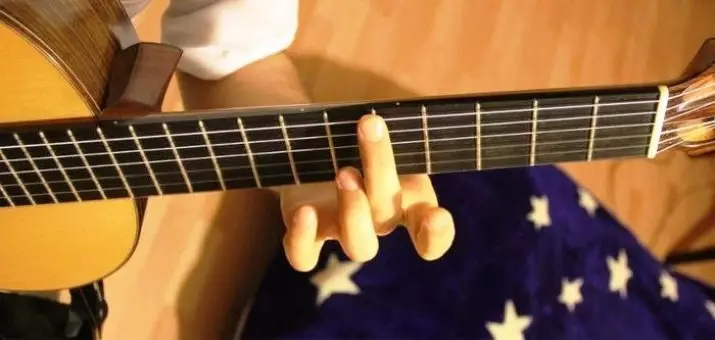 吉他遊戲：款式和基本方式，顫音等技術。如何播放手指並正確拉動吉他字符串？ 23551_10