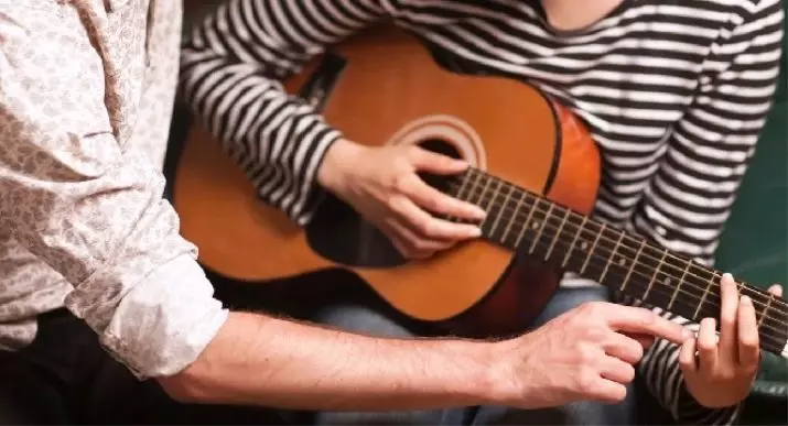Jak nauczyć się grać na gitarze? Jak szybko możesz nauczyć się gry od początkujących początkujących? Jak zaciskać ciągi? Trudne uczenie się? 23555_16