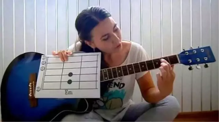 Hvordan lære å spille gitar? Hvor raskt kan du lære deg spillet fra grunnen av nybegynnere selv? Hvordan klemstrenger? Vanskelig læring? 23555_4