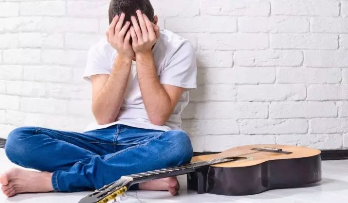 Como aprender a tocar a guitarra? Que rapidez podes aprender ao xogo desde os principiantes de cero? Como abrazar as cadeas? Aprendizaxe difícil? 23555_5