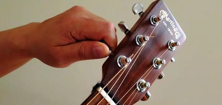Stroja kitare: zmanjšan kitarni sistem in alternativna glasbena konstrukcija. Kako preveriti in kaj to pomeni? Odprt sistem ruske kitare in navadnega 23560_3