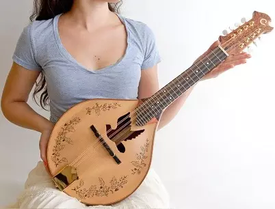 Xogo de adestramento en Mandolin: Leccións para principiantes. Como aprender a xogar e usar unha ferramenta de cero? 23563_7