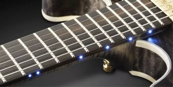 Hva trenger du poeng på gitaren gropen? Hva betyr hvite merker på en gitar sorg? Hvordan lage dem selv? 23564_4