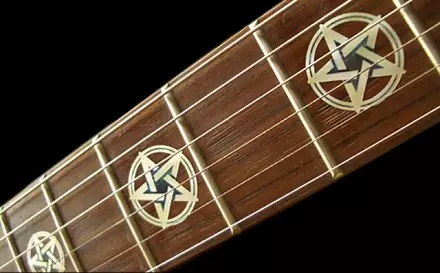 Hva trenger du poeng på gitaren gropen? Hva betyr hvite merker på en gitar sorg? Hvordan lage dem selv? 23564_5