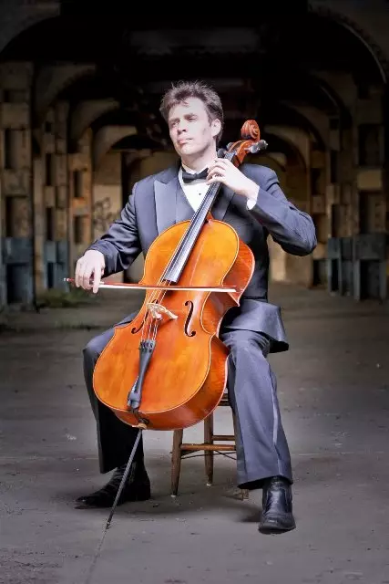 Cello hra: Ako sa naučiť hrať? Ťažké učenie? Ako udržať Cello? Triedy pre začiatočníkov od nuly 23565_2