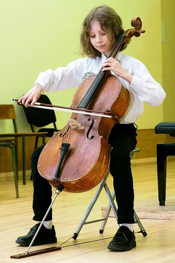 Violončelo igra: Kako naučiti svirati? Teško učenje? Kako zadržati čelo? Časovi za početnike od nule 23565_4