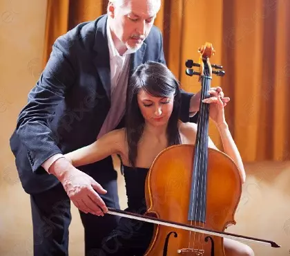Cello کھیل: کس طرح کھیلنے کے لئے سیکھنے کے لئے؟ مشکل سیکھنے؟ سیلو کو کیسے رکھیں؟ خرگوش سے beginners کے لئے کلاس 23565_7