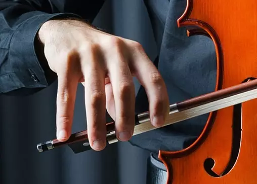 Violončelo igra: Kako naučiti svirati? Teško učenje? Kako zadržati čelo? Časovi za početnike od nule 23565_8