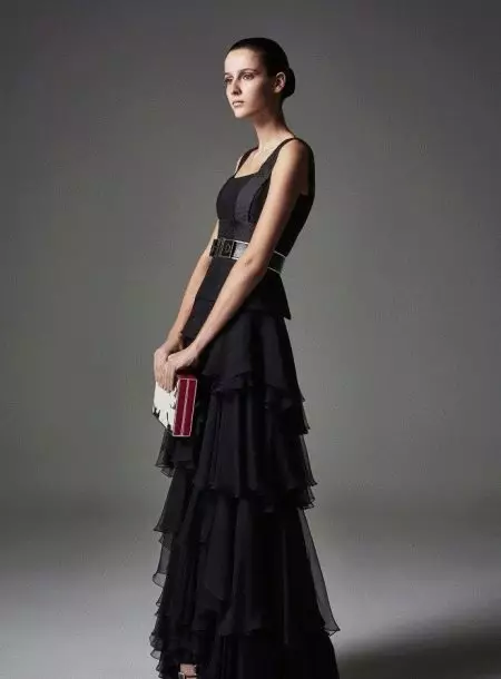 Kjole fra Alexander McQueen med en multi-tierskjørt