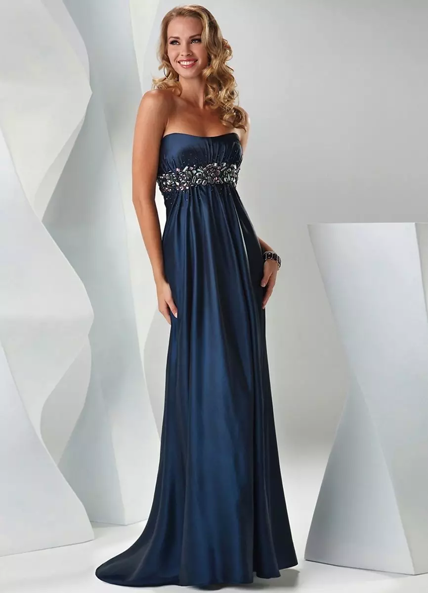 שמלת ערב היא לא יקר כחול ברצפה