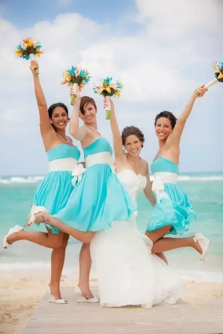 Turquoise jurken voor bruidmeisjes op het strand