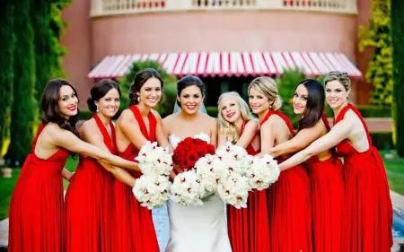 Bruid met vriendinnen in rode jurken