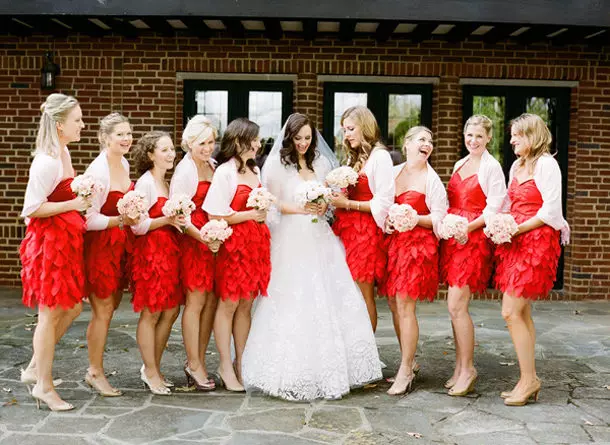 Weelderige rode jurken voor vriendinnen van de bruid