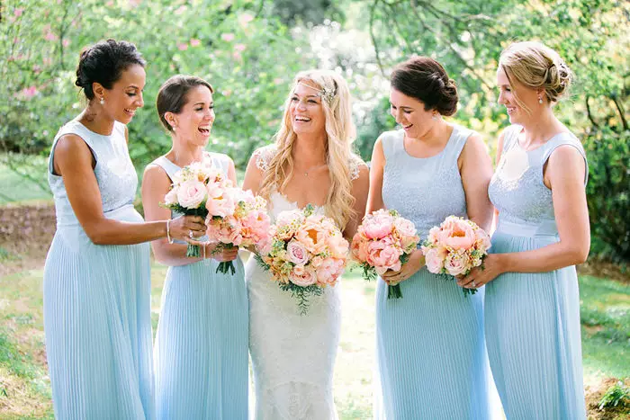 Blauwe jurken voor vriendinnen van de bruid