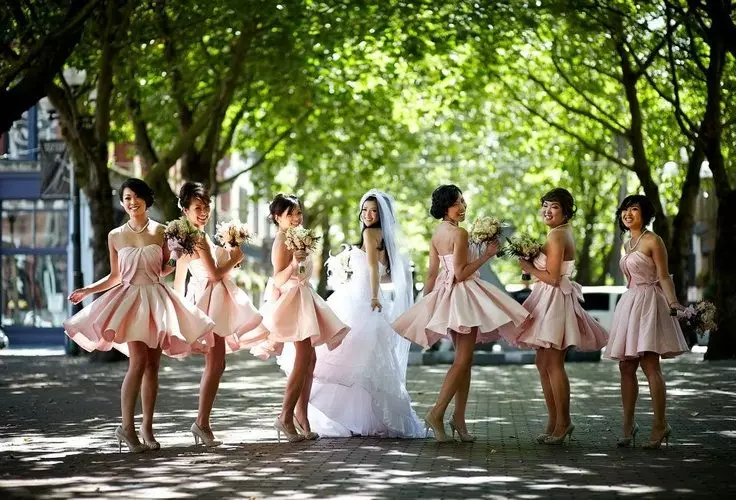 Lichtroze jurken voor bruidsmeisjes
