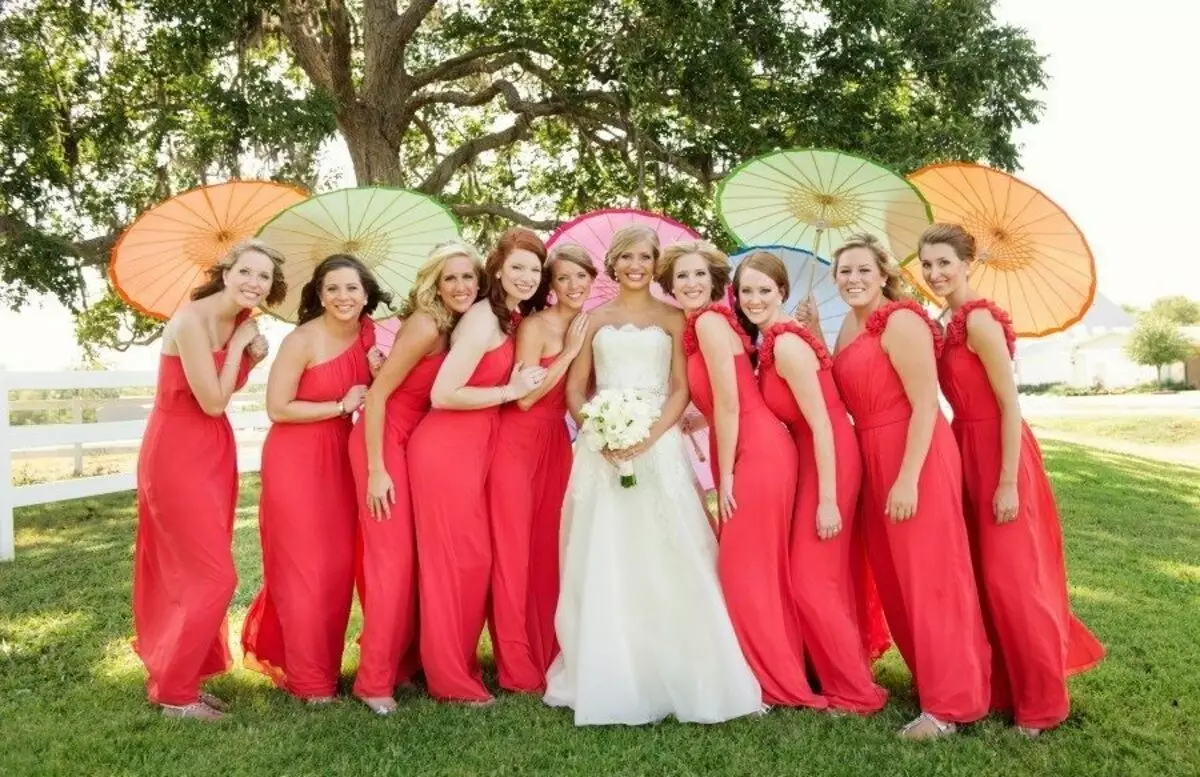 Rode jurken voor vriendinnen van de bruid