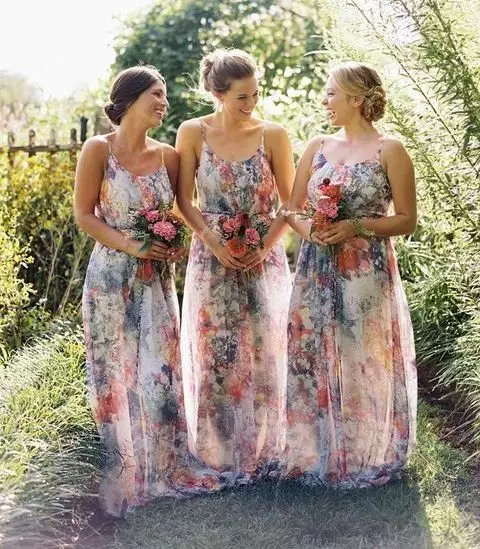 Veelkleurige jurken voor bruidsmeisjes