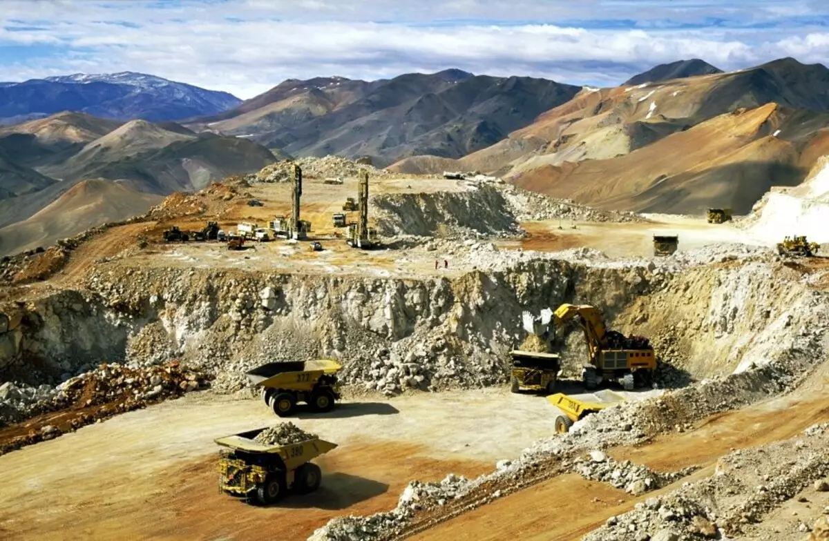Каде и како да се сретнете со сребро? Рударски депозити во Русија и акции во светот. Како се добива сребро на сребрени рудници? 23587_13