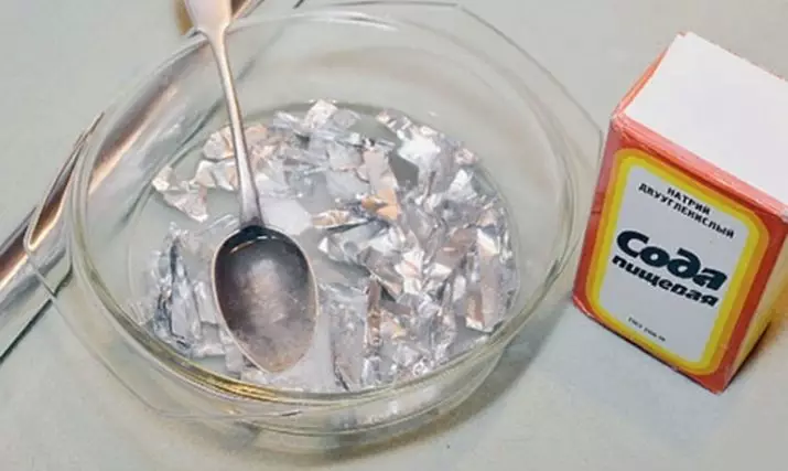 Silver zažloutlý: Co to otočí žluté na těle a jak čistit stříbro z YleLowness doma? 23588_15
