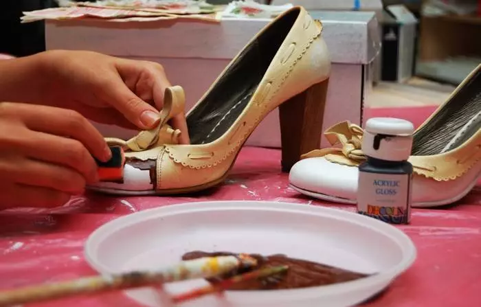 Sapatos de tecido (32 fotos): Como anexar sapatos femininos com um pano 2358_26