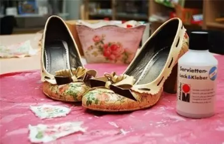 Υφάσματα (32 φωτογραφίες): Πώς να επισυνάψετε τα γυναικεία παπούτσια με ένα πανί 2358_30