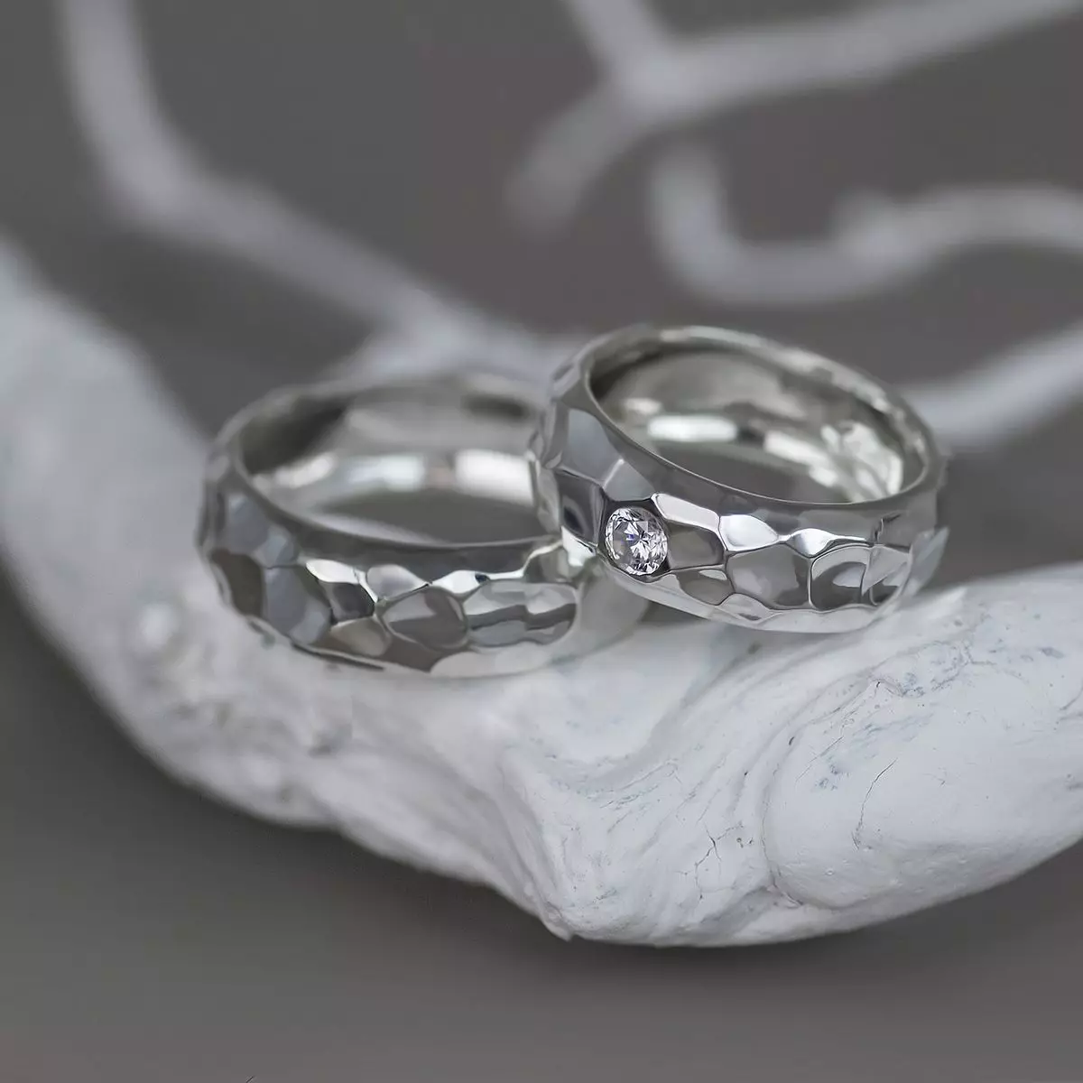 Родиевое покрытие серебра. Радированное серебро 925. Радированное серебро 925 пробы. Кольцо серебро родированное. Серебряное кольцо с родием.