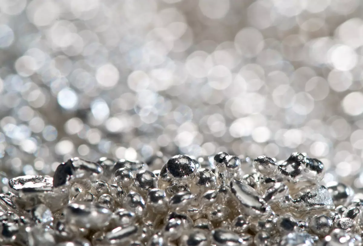 Сребрени својства: хемиски и физички својства на метал. Кои корисни својства е метал и неговите врски? 23609_2