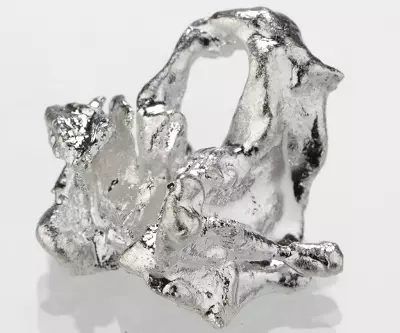 Kümüş aýratynlyklary: metallaryň himiki we fiziki aýratynlyklary. Haýsy peýdaly häsiýetler metal we baglanyşyklary? 23609_4