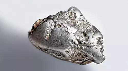 Kümüş aýratynlyklary: metallaryň himiki we fiziki aýratynlyklary. Haýsy peýdaly häsiýetler metal we baglanyşyklary? 23609_7