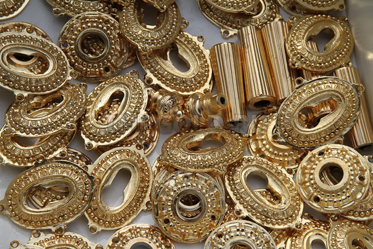 GOLD PERUBATAN: Apa itu? Perhiasan dan produk lain dari aloi, komposisinya dan sampelnya. Bagaimana untuk membersihkan perhiasan? 23651_16