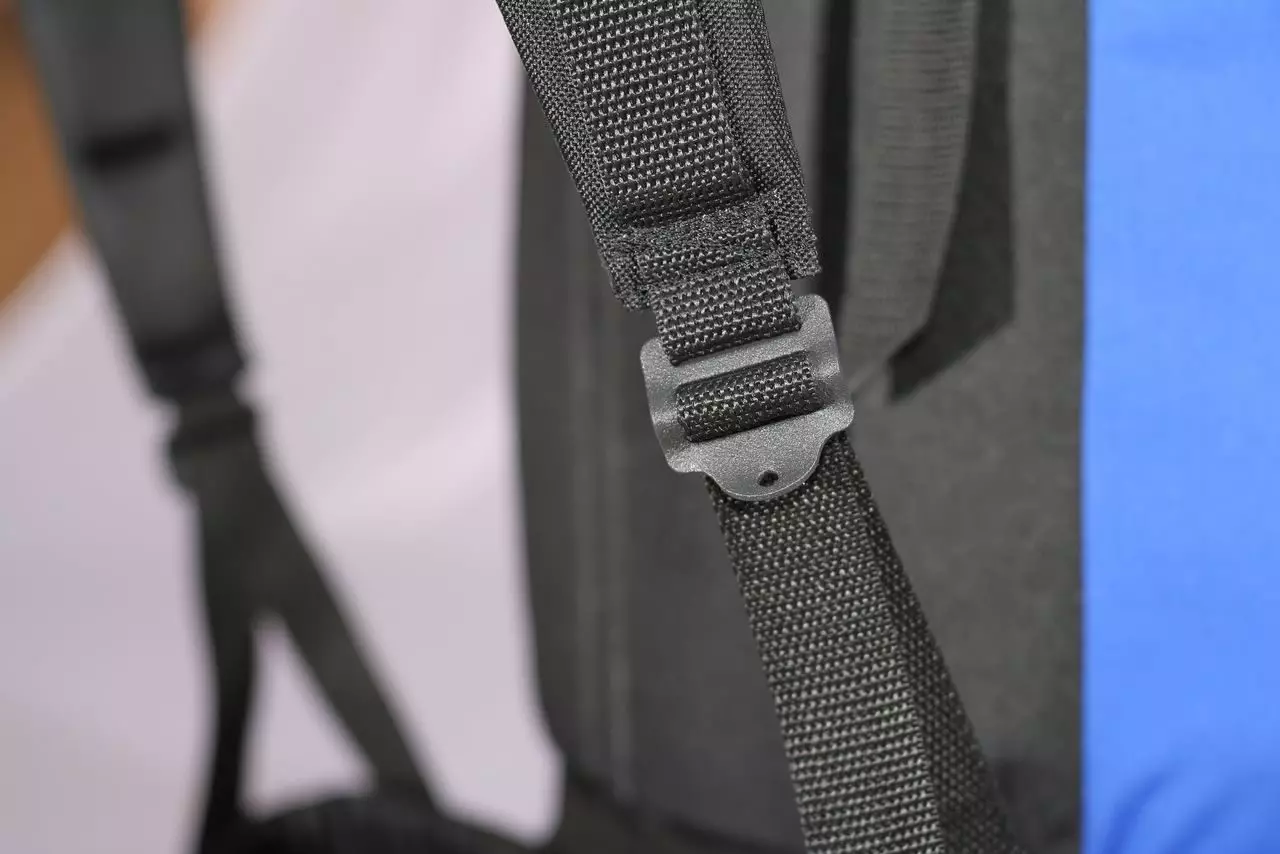 Ama-Pulliver Backpacks: Abakwa-School Ranger bamantombazane nabafana, backpack emnyama namamodeli ama-orthopedic enkampanini. Ungashintsha kanjani? 23659_25