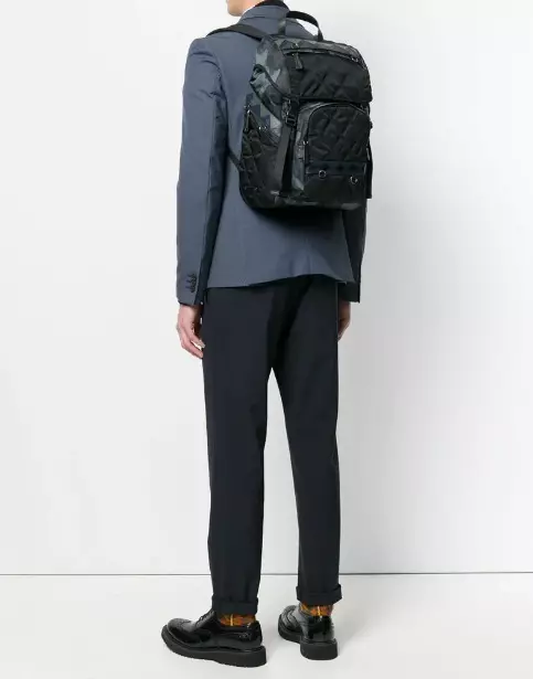 Prada Rucksäcke: Weibliche Rucksacktasche, schwarzes Leder und Textilien sowie andere Modelle. Wie unterscheidet man das Original von der Kopie? 23667_11