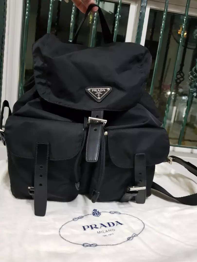Prada Backpacks: female backpack bag, itim na katad at tela, pati na rin ang iba pang mga modelo. Paano makilala ang orihinal mula sa kopya? 23667_24