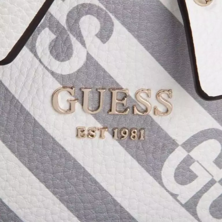 Заплечнікі Guess: жаночыя чорныя і чырвоныя, белыя і ружовыя, карычневыя і стеганые скураныя, сінія джынсавыя, сярэбраныя і іншыя мадэлі 23677_53