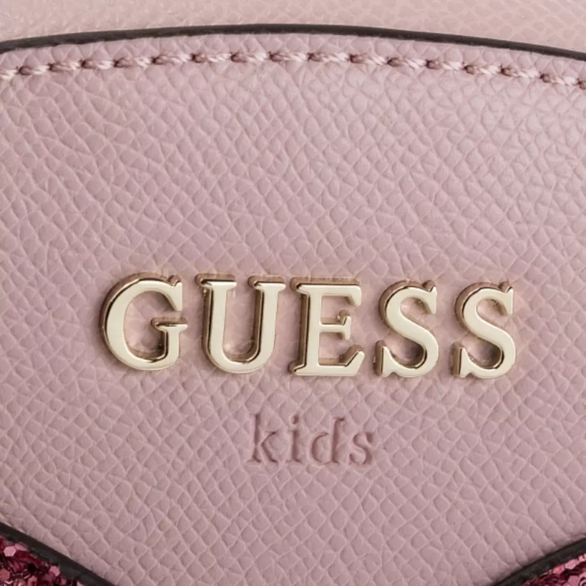 Заплечнікі Guess: жаночыя чорныя і чырвоныя, белыя і ружовыя, карычневыя і стеганые скураныя, сінія джынсавыя, сярэбраныя і іншыя мадэлі 23677_55