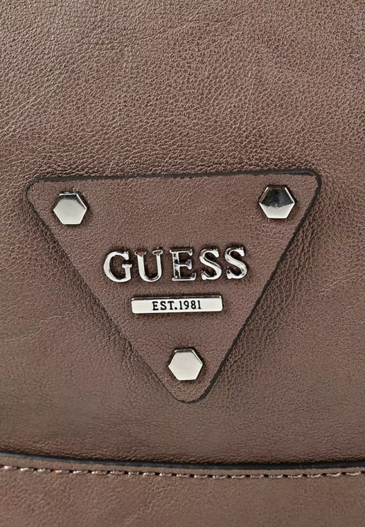 Заплечнікі Guess: жаночыя чорныя і чырвоныя, белыя і ружовыя, карычневыя і стеганые скураныя, сінія джынсавыя, сярэбраныя і іншыя мадэлі 23677_56