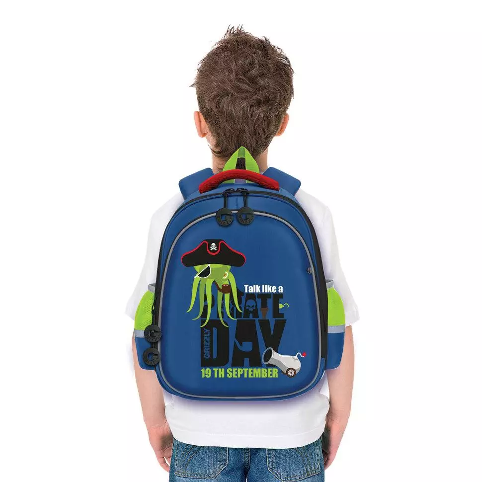 Skolan ryggsäckar för pojkar i 1-4 klass: Rangers med en ortopedisk rygg, översikt över ljusa ryggsäckar till skolan och deras val 23684_11