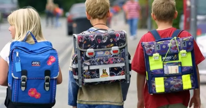 Backpacks shkollore për djemtë në 1-4 klasë: Rangers me një mbrapa ortopedike, pasqyrë e backpacks dritë në shkollë dhe zgjedhjen e tyre 23684_14
