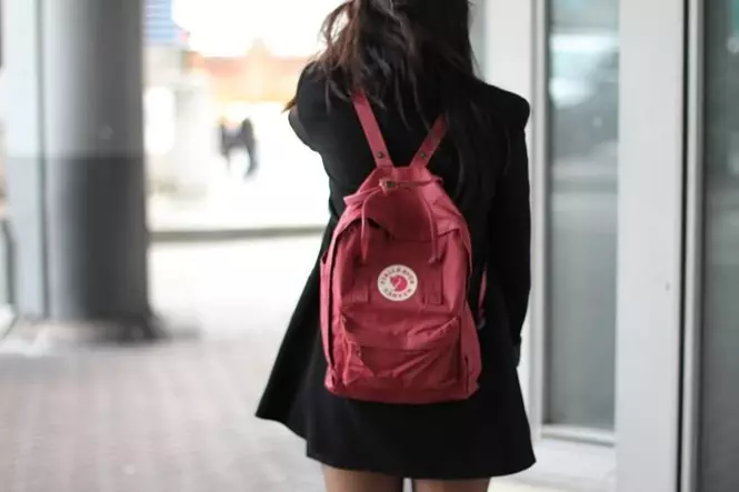 學校的Kanken Backpacks：上學什麼更好？學校背包概述青少年。什麼更好買？女孩的時尚背包 23691_30