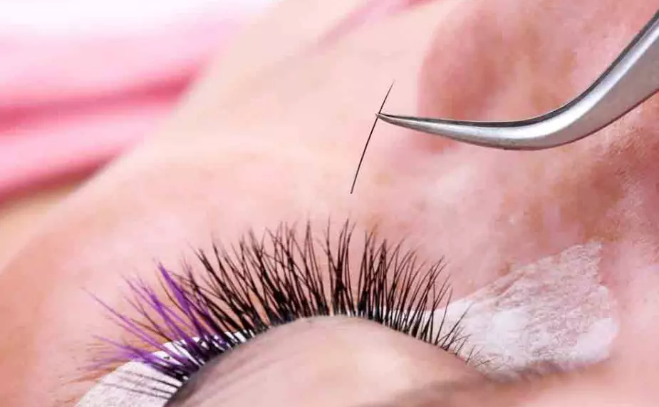 மேல்நிலை eyelashes (50 புகைப்படங்கள்): eyelashes வகைகள், எப்படி தேர்வு மற்றும் எத்தனை முறை நீங்கள் பயன்படுத்த முடியும் மற்றும் பசை ஒப்பனை மற்றும் தேர்வு, விமர்சனங்கள் 23703_14