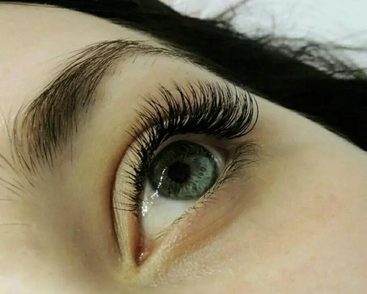 மேல்நிலை eyelashes (50 புகைப்படங்கள்): eyelashes வகைகள், எப்படி தேர்வு மற்றும் எத்தனை முறை நீங்கள் பயன்படுத்த முடியும் மற்றும் பசை ஒப்பனை மற்றும் தேர்வு, விமர்சனங்கள் 23703_25