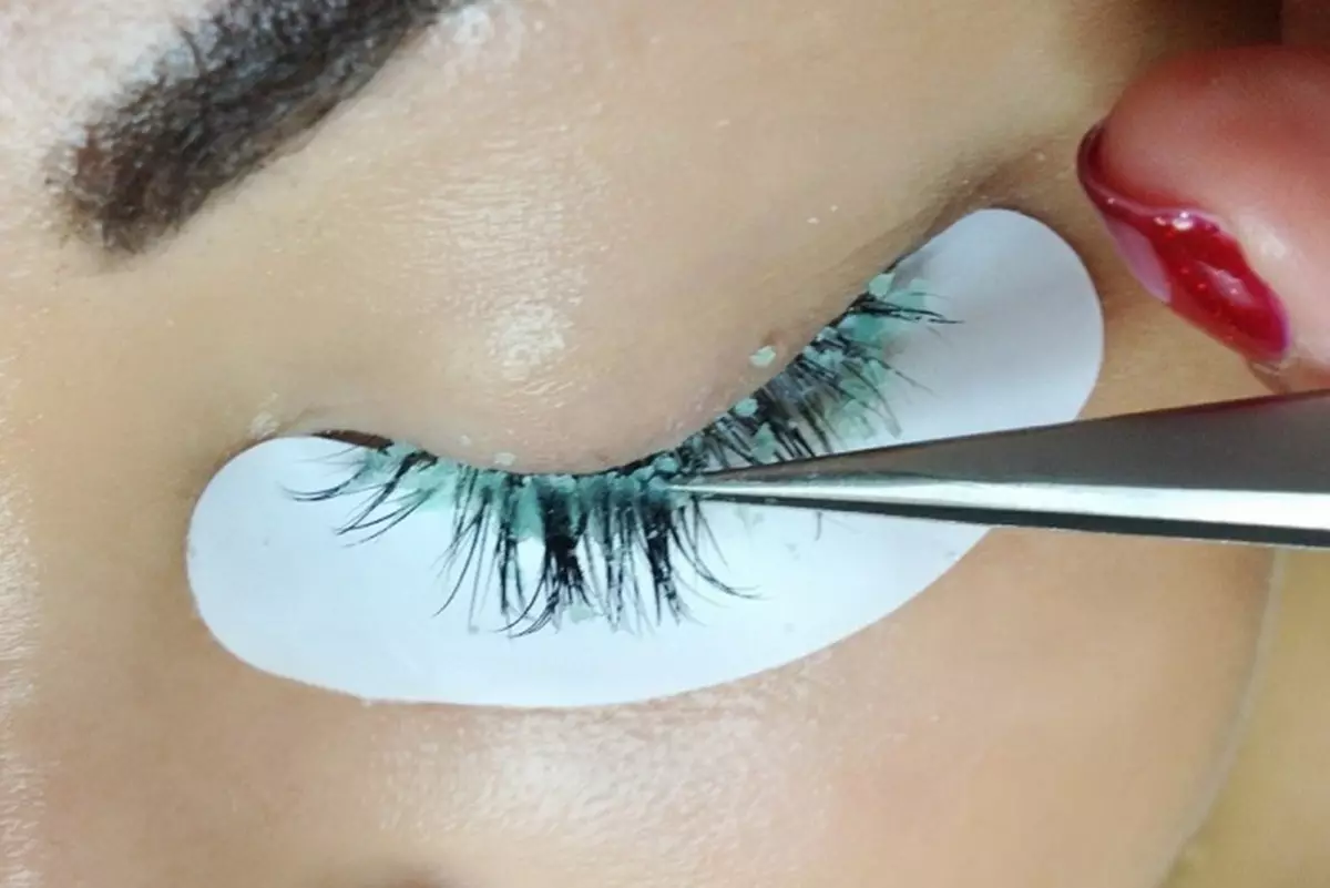 Maitiro ekubvisa pamusoro pemusoro wemagelashamira kumba? Maitiro ekupfura eyelashes pasina nzira dzinokosha? Mashandisiro aungaita mvura kuti abvise eyelashamira? 23706_25