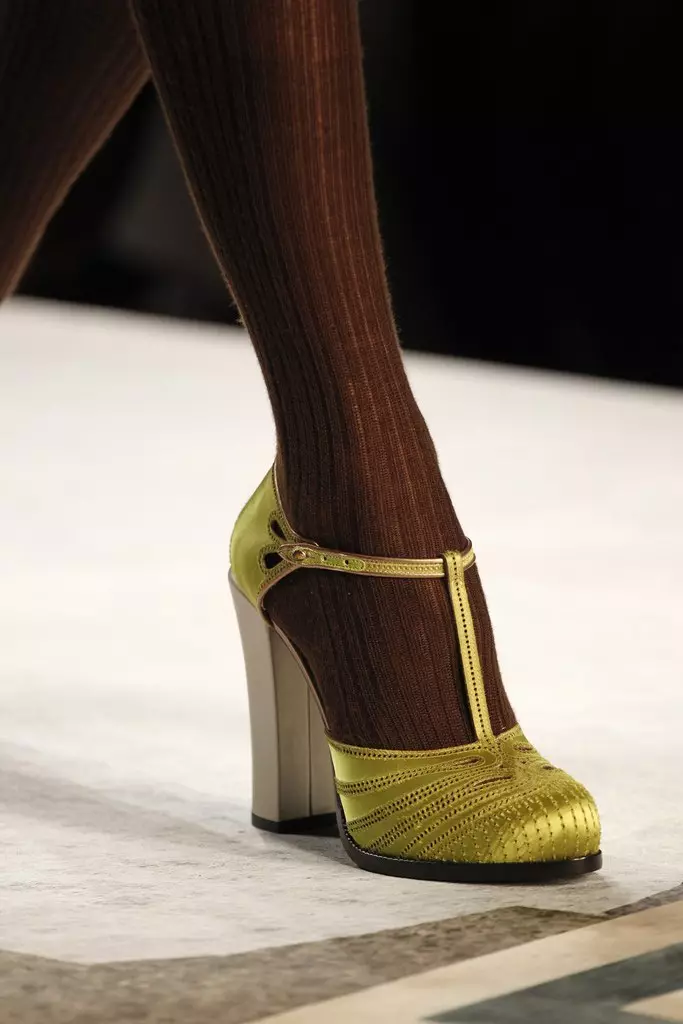 Sepatu Fashionable 2021 (110 foto): Apa sepatu wanita dalam mode, model bergaya dan tren fashion, sepatu kaus kaki, untuk tahun baru 2370_21