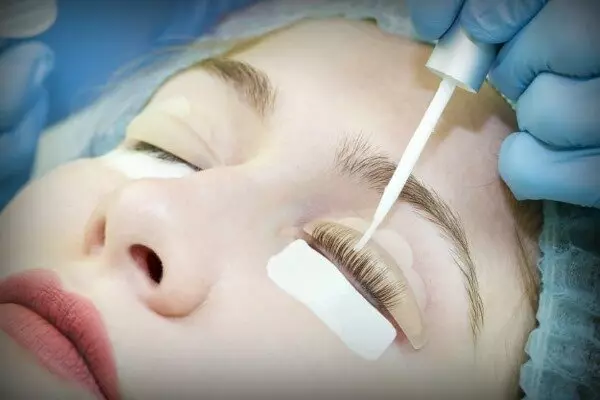 લેમિનેટેડ eyelashes માટે કેવી રીતે કાળજી લેવી? લેમિનેશન પ્રક્રિયા પછી ઘર પર આંખની છિદ્રોની સંભાળ અને પુનઃપ્રાપ્તિ, લાંબા સમય સુધી ભલામણો 23713_11