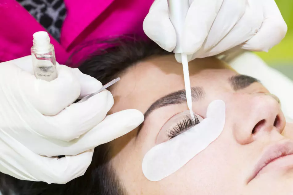 લેમિનેટેડ eyelashes માટે કેવી રીતે કાળજી લેવી? લેમિનેશન પ્રક્રિયા પછી ઘર પર આંખની છિદ્રોની સંભાળ અને પુનઃપ્રાપ્તિ, લાંબા સમય સુધી ભલામણો 23713_18