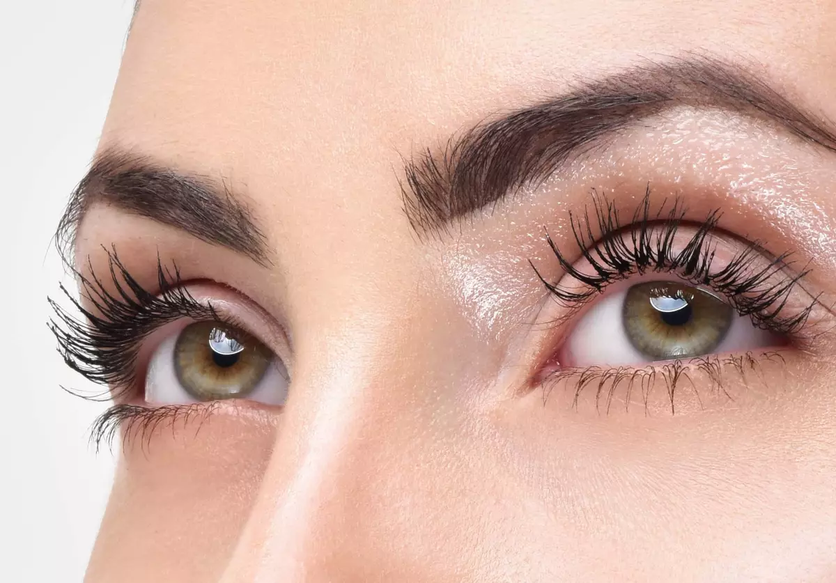 લેમિનેટેડ eyelashes માટે કેવી રીતે કાળજી લેવી? લેમિનેશન પ્રક્રિયા પછી ઘર પર આંખની છિદ્રોની સંભાળ અને પુનઃપ્રાપ્તિ, લાંબા સમય સુધી ભલામણો 23713_19